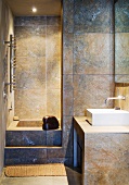 Grossformatige Fliesen in modernem Bad mit eingebauter Badewanne