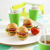 Mini chicken burgers and drinks