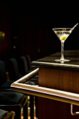 Martini mit Olive auf Theke einer Bar