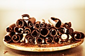 Schokoladenröllchen auf einem Teller
