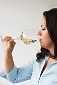 Frau trinkt ein Glas Weißwein