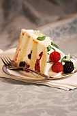 Cream cake with berries