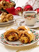 Rugelach (jüdisches Hefegebäck) mit Walnüssen auf einem Weihnachtstisch