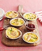Mini pear tarts with lingon berry compote