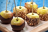 Caramel apples with maple syrup, chocolate and roasted hazelnuts