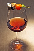 Auberginen-Feta-Spiesse mit Basilikum auf Weinglas