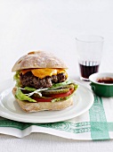 Beef Burger mit Cheddar und Essiggurken