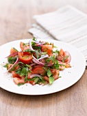 Tomatensalat mit Zwiebeln und Minze