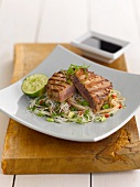 Tuna steaks with limes and noodles (Asia)