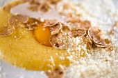 Polenta mit Ei, Kastaniencreme, Trüffel und Parmesan