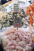 Heilbutt, Scampi, Jakobsmuscheln auf dem Pike Place Fischmarkt, Seattle, USA