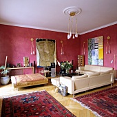 Sofa übereck und Tagesliege in traditionellem Wohnzimmer mit modernen Wand- und Deckenleuchten