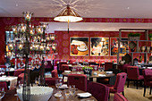 Offizieller Dining room in klassisch modernem Stil mit roten Farbakzenten