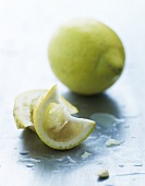 Zitronenspalten und ganze Zitrone