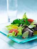 Mixed leaf salad with citrus fruits and beef