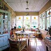 Gemütlicher, heller Raum mit langer Fensterfront in einfachem Holzhaus