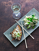 Grilled tuna and Chinese noodles with spring onions and asparagus