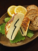 Gebratener Halloumi mit Brotscheiben