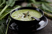 Green asparagus soup with spinach