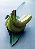 Bananen auf Bananenblatt