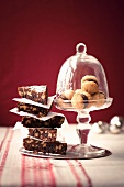 Chocolate triangles with nuts and amaretti with chocolate cream