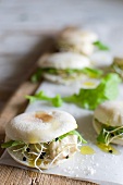 Mini pita bread with hummus, rocket and bean sprouts