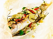 In Folie gebackener Fisch mit Gewürzen und Limetten (Asien)