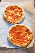 Zwei Pizzen mit Tomaten