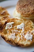 English Muffins, eins halbiert, getoastet und mit Butter bestrichen