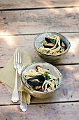 Spaghetti con le cozze (pasta with mussels, Italy)