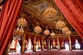 Prunkvoller Festsaal mit Kronleuchtern & Deckenfresken im Palais Elysee (Paris, Frankreich)