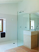 Modernes Bad mit Glastrennscheibe vor Duschbereich