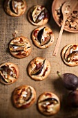 Mini pizzas with figs and goat cheese