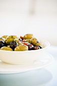 Verschiedene Oliven im Schälchen