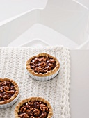 Nut tartlets with caramel