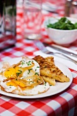 Fried eggs with rösti and bacon