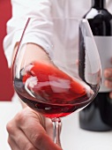 Ein Glas Rotwein mit 'Tränen' (Hinweis auf Alkoholgehalt)