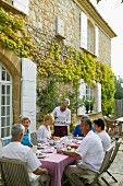 Bed and Breakfast in mediterranem Landhaus - Gäste beim Frühstücken auf der Terrasse