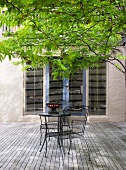 Zeitgenössischer Terrassenplatz mit Tisch und Stuhl Set aus Metall auf Holzboden