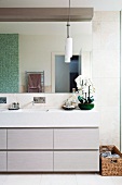 Badezimmer mit Waschtisch & grossem Wandspiegel