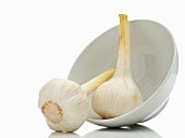 Knoblauch aus Argentinien im Schälchen