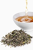 Weisser Tee (gekocht und Teeblätter)