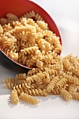 Glutenfreie Rotini fallen aus einer Schüssel