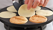 Pancakes mit Blaubeersauce zubereiten