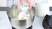 Mehl zu der zerlassenen Butter geben, aufschäumen und mit Milch aufgiessen