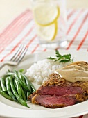 Steak mit Gravy, Reis und grünen Bohnen