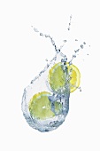 Wassersplash mit Zitronen