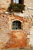 Verwitterte Hausfassade in Venedig