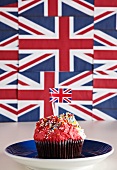 Ein Cupcake mit buntem Topping und England-Fähnchen