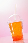 Bubble Tea mit Strohhalm in einem Plastikbecher